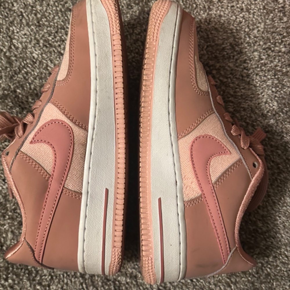 Pink Nike shoes - Picture 4 of 6